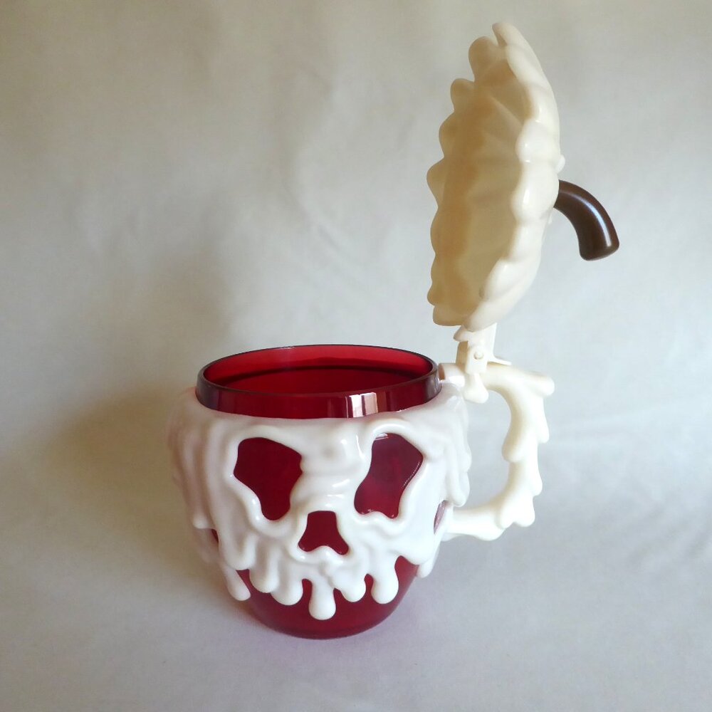 NEW 2015 DISNEY PARKS POISON APPLE STEIN MUG SNOW WHITE EVIL QUEEN GLOW IN DARK - Picture 3 of 11